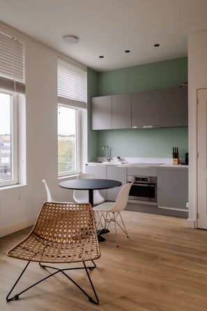 Oven, stovetop, coffee/tea maker, electric kettle - Cosy City Apartment in Rotterdam West (Rotterdam)
