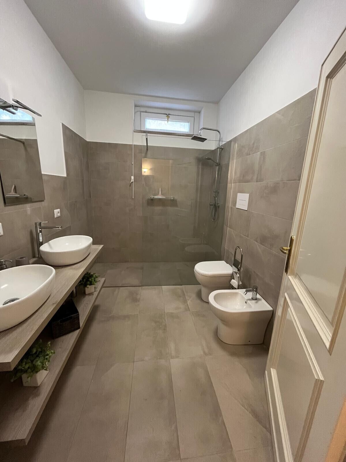Bruser, bidet, håndklæder