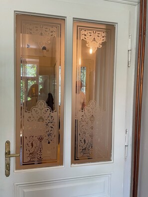Exterior detail - Pretty apartment in an old building near the subway (Wien)