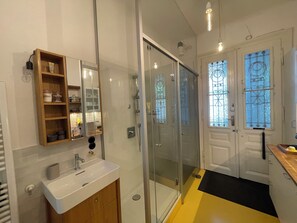Shower, hair dryer, towels, soap - Vrbo Property (Wien)