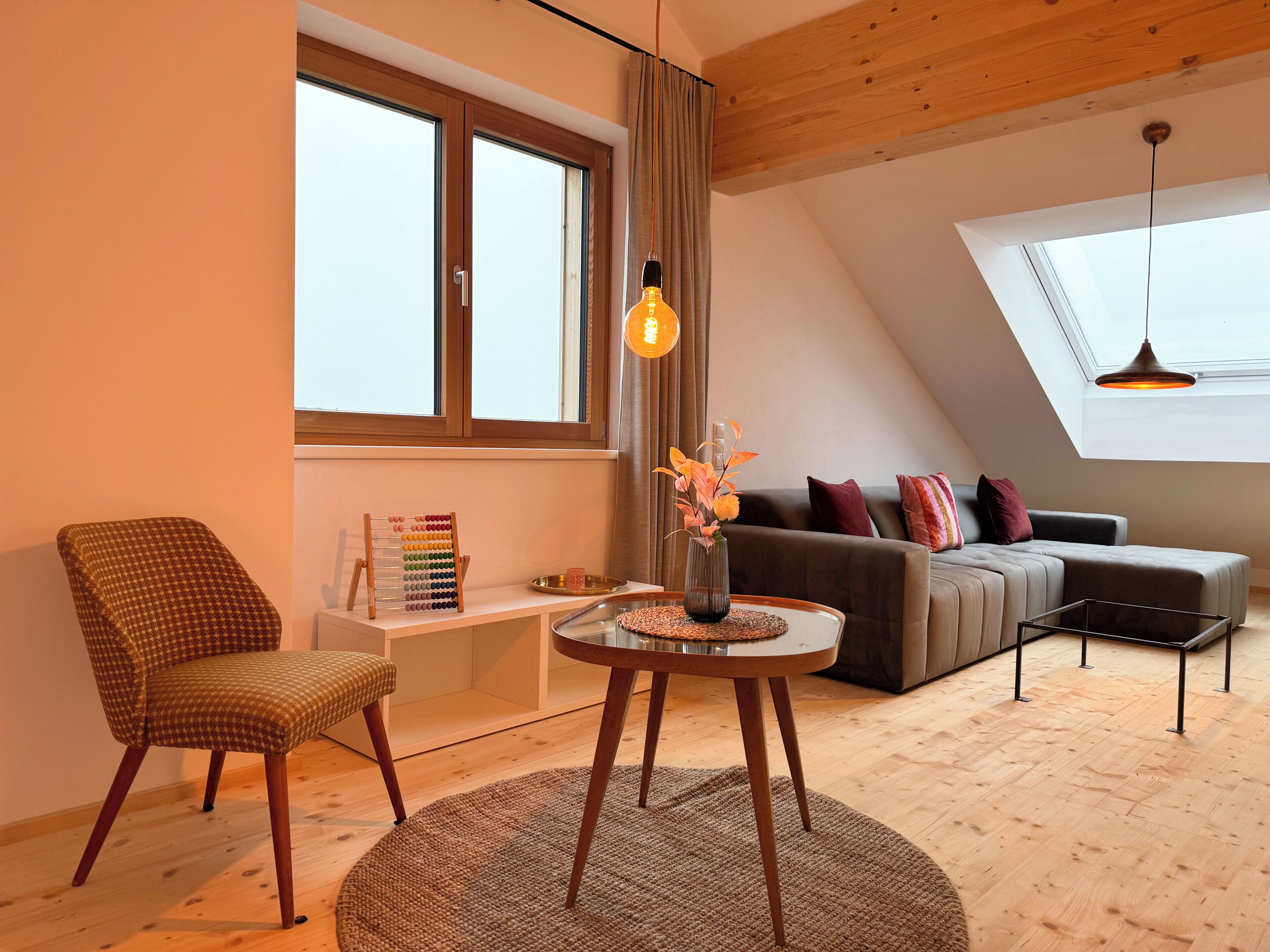 Smart-TV, Bücher, Musikbibliothek, Stereoanlage