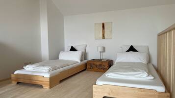 Schreibtisch, Bügeleisen/Bügelbrett, Reisekinderbett, kostenloses WLAN