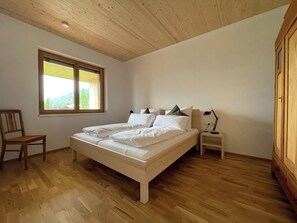 Schreibtisch, Bügeleisen/Bügelbrett, Reisekinderbett, kostenloses WLAN
