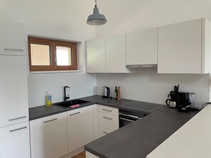 Kylskåp, ugn, spishäll och diskmaskin