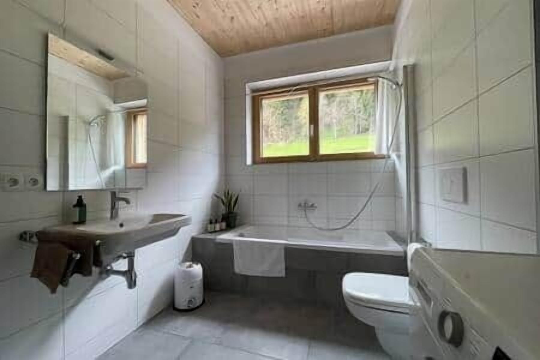 Haartrockner, Handtücher, Shampoo, Toilettenpapier