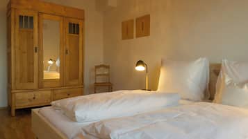 Een bureau, een strijkplank/strijkijzer, reisbedje, gratis wifi