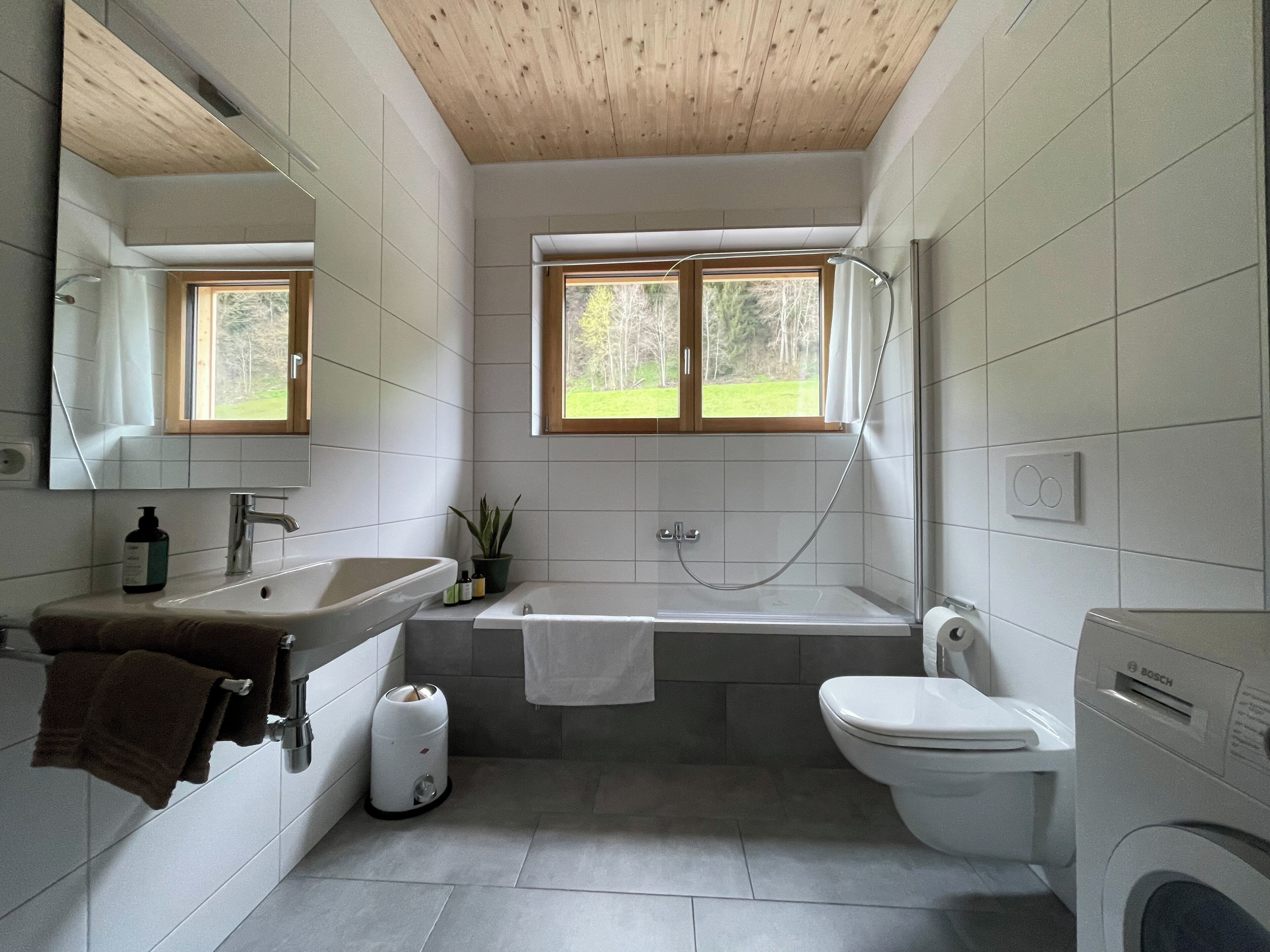 Haartrockner, Handtücher, Shampoo, Toilettenpapier