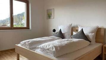 2 Schlafzimmer, Schreibtisch, Bügeleisen/Bügelbrett, kostenloses WLAN