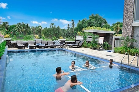 Deluxe Double Room, Garden View | Pool. Hotel Radiance