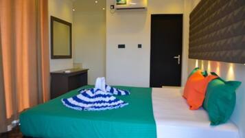 Deluxe Double Room, Garden View | Laptop workspace, free WiFi