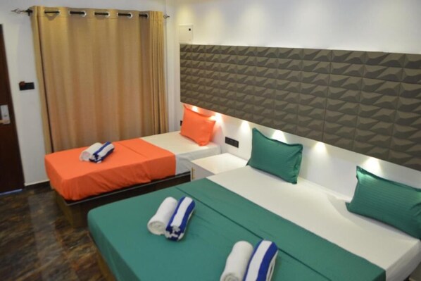 Habitación doble Deluxe, vista al jardín | Espacio para trabajar con laptop y wifi gratis 