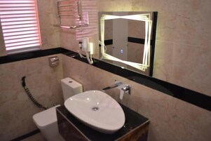 Habitación Deluxe doble, vistas al jardín | Baño | Artículos de higiene personal gratuitos, secador de pelo y toallas