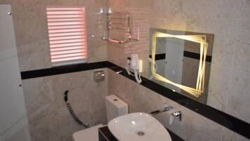 Deluxe Double Room, Garden View | Bathroom