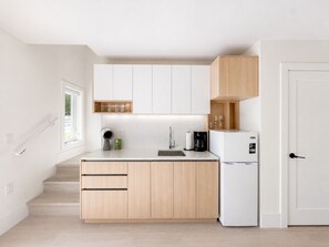 Private kitchen - Brand new cozy modern guest suite in vibrant Mount Pleasant, Vancouver. (Vancouver)