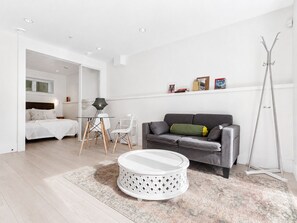 Living area - Brand new cozy modern guest suite in vibrant Mount Pleasant, Vancouver. (Vancouver)
