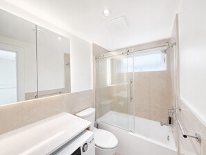 Hair dryer, towels, soap - Brand new cozy modern guest suite in vibrant Mount Pleasant, Vancouver. (Vancouver)