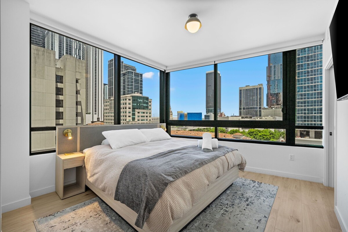 Deluxe Apartment, 2 Bedrooms, City View | Peralatan tempat tidur premium, busa memori, seterika/papan seterika 
