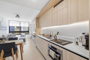 Apartamento superluxo, 1 cama King e sofá-cama, vista para a cidade | Cozinha privada
