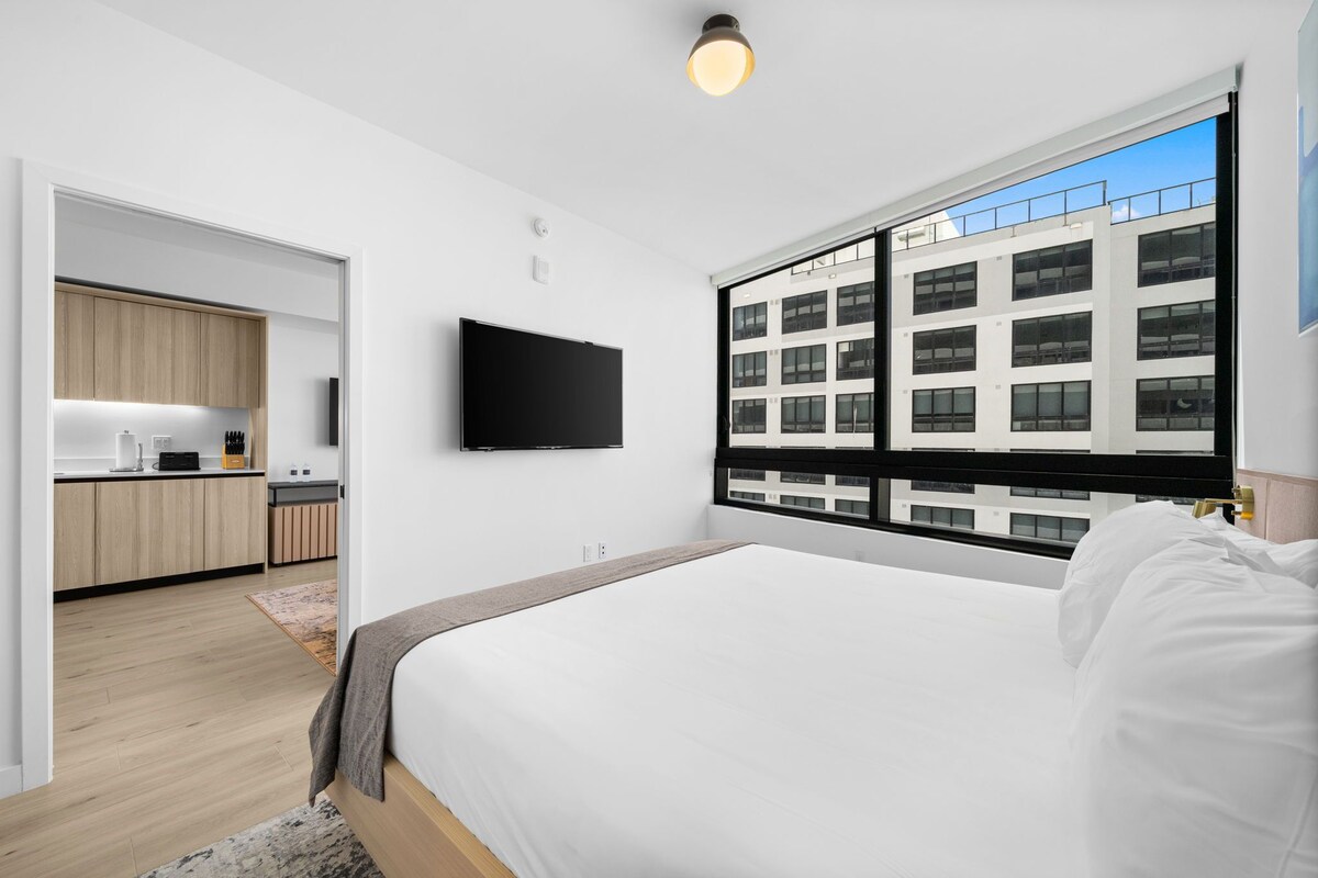 Premium Apartment, 1 King Bed with Sofa bed, City View | Premium bedding, memory foam beds, iron/ironing board, cribs (free)