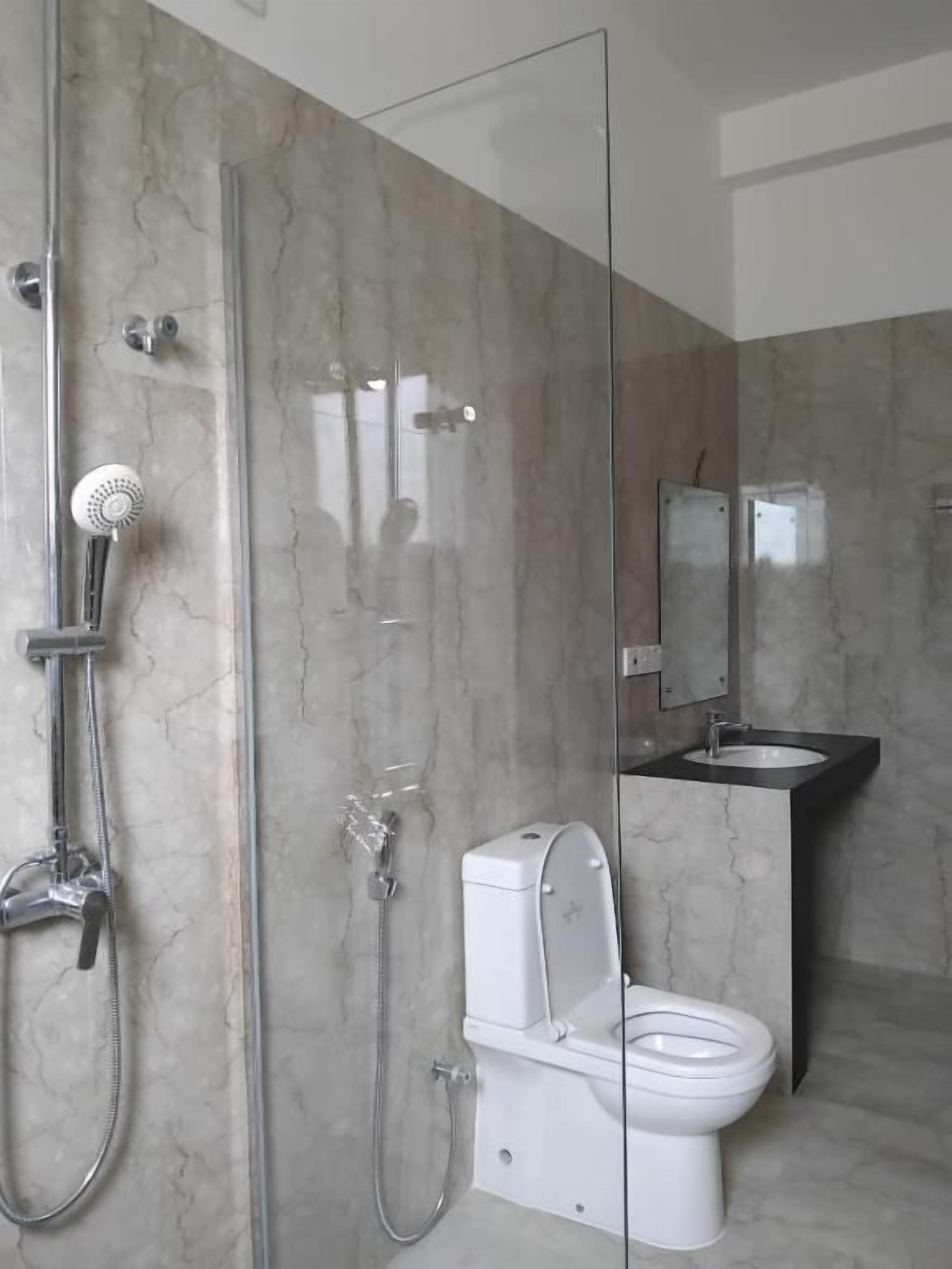 Deluxe-dobbeltværelse - balkon - havudsigt | Badeværelse | Bruser, gratis toiletartikler, hårtørrer, håndklæder