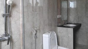 デラックス ダブルルーム バルコニー オーシャンビュー | バスルーム | シャワー、バスアメニティ (無料)、ヘアドライヤー、タオル