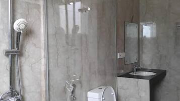 Deluxe-dobbeltværelse - balkon - havudsigt | Badeværelse | Bruser, gratis toiletartikler, hårtørrer, håndklæder