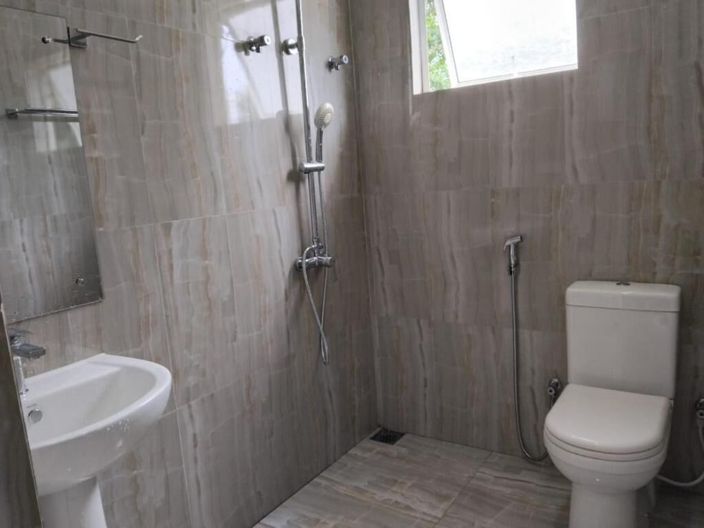 Un baño con ducha, inodoro y lavamanos.