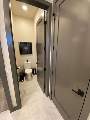 Shower, hair dryer, towels, soap - Buckhorn Family Chalet (Crested Butte)