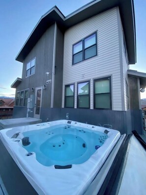 Outdoor spa tub - Buckhorn Family Chalet (Crested Butte)