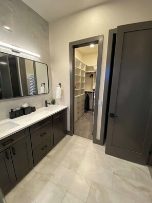 Shower, hair dryer, towels, soap - Buckhorn Family Chalet (Crested Butte)