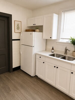 Private kitchen - Cozy 1-bedroom apartment in Butler, sleeps up to 5 (Butler)