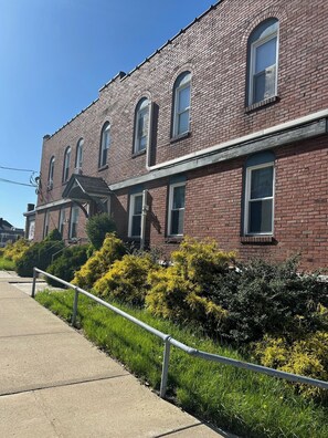 Exterior - Cozy 1-bedroom apartment in Butler, sleeps up to 5 (Butler)