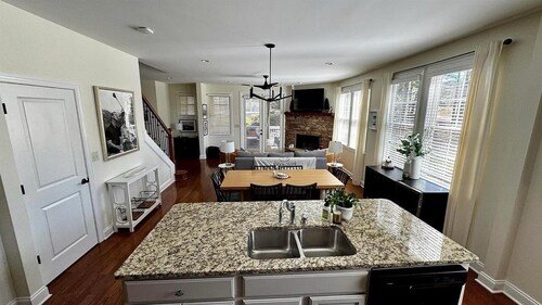 Elegant Reynolds Cottage Near Lake & Golf - Sleeps 9 - Screened Porch