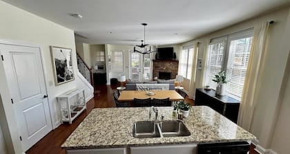 Elegant Reynolds Cottage Near Lake & Golf - Sleeps 9 - Screened Porch