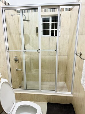 Shower, hair dryer, towels, soap - Tranquil 2-bedroom apartment with AC in vibrant Kingston/w lap pool (Kingston)