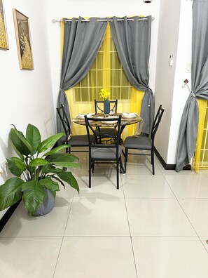 Dining - Tranquil 2-bedroom apartment with AC in vibrant Kingston/w lap pool (Kingston)