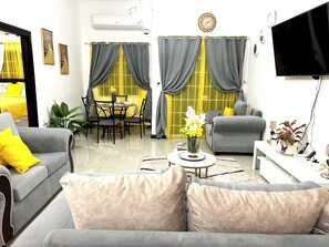 Smart TV - Tranquil 2-bedroom apartment with AC in vibrant Kingston/w lap pool (Kingston)