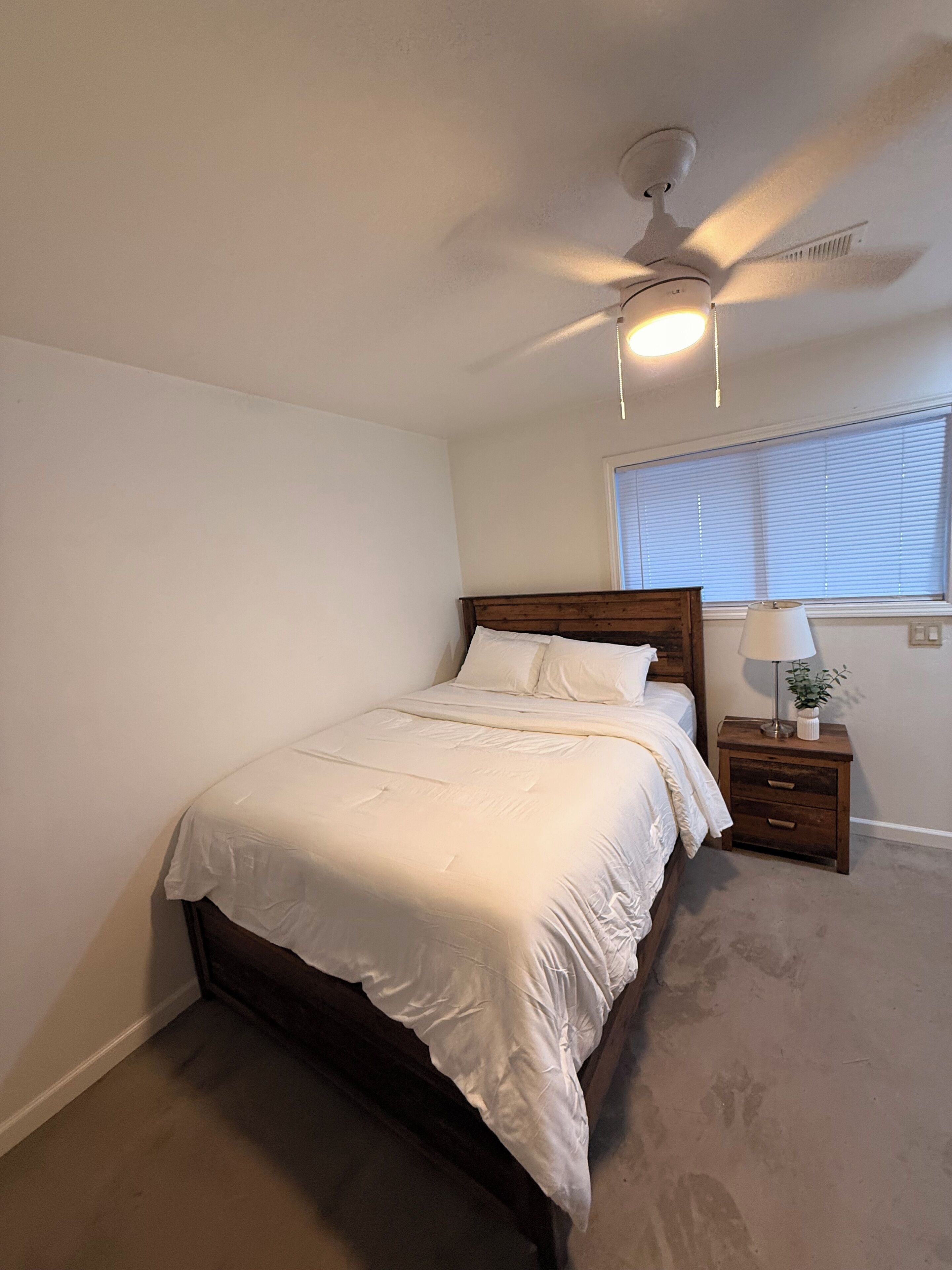 Iron/ironing board, WiFi, bed sheets