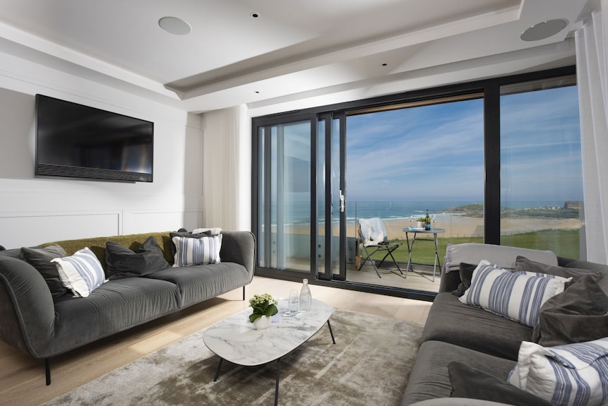 Number 9 Fistral House - Sea View, Near Beach, Parking - Holywell