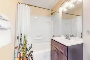 Shower, hair dryer, towels, shampoo - Bayview Bliss at Bridge Point 225 (Ocean City)
