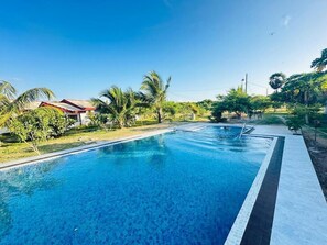 Habitación Deluxe doble, vistas al jardín | Piscina | Una piscina al aire libre