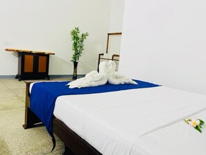 Habitación Deluxe doble, vistas al jardín | Espacio para trabajar con un portátil
