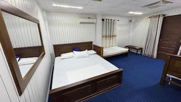 Deluxe Double Room, Garden View | Laptop workspace