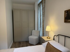 Desk, iron/ironing board, free WiFi, bed sheets - Welcome to East High - A Charmingly Modern Stay in Lawrenceburg (Lawrenceburg)