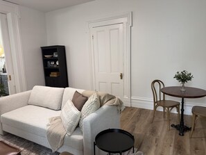 Smart TV, books - Welcome to East High - A Charmingly Modern Stay in Lawrenceburg (Lawrenceburg)