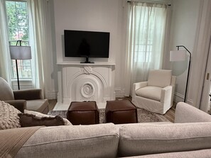 Smart TV, books - Welcome to East High - A Charmingly Modern Stay in Lawrenceburg (Lawrenceburg)