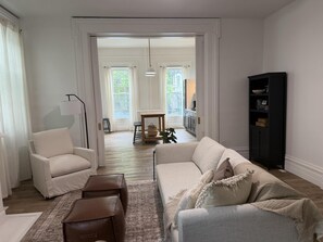 Smart TV, books - Welcome to East High - A Charmingly Modern Stay in Lawrenceburg (Lawrenceburg)