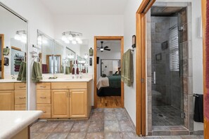 Haartrockner, Handtücher, Seife, Toilettenpapier