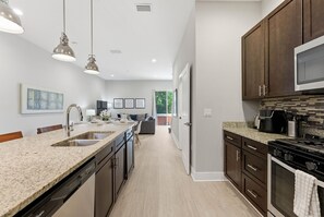 Fridge, microwave, oven, stovetop - 4 Suites, Private Jacuzzi & Prime Location (Kissimmee)