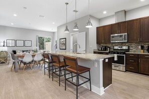 Fridge, microwave, oven, stovetop - 4 Suites, Private Jacuzzi & Prime Location (Kissimmee)